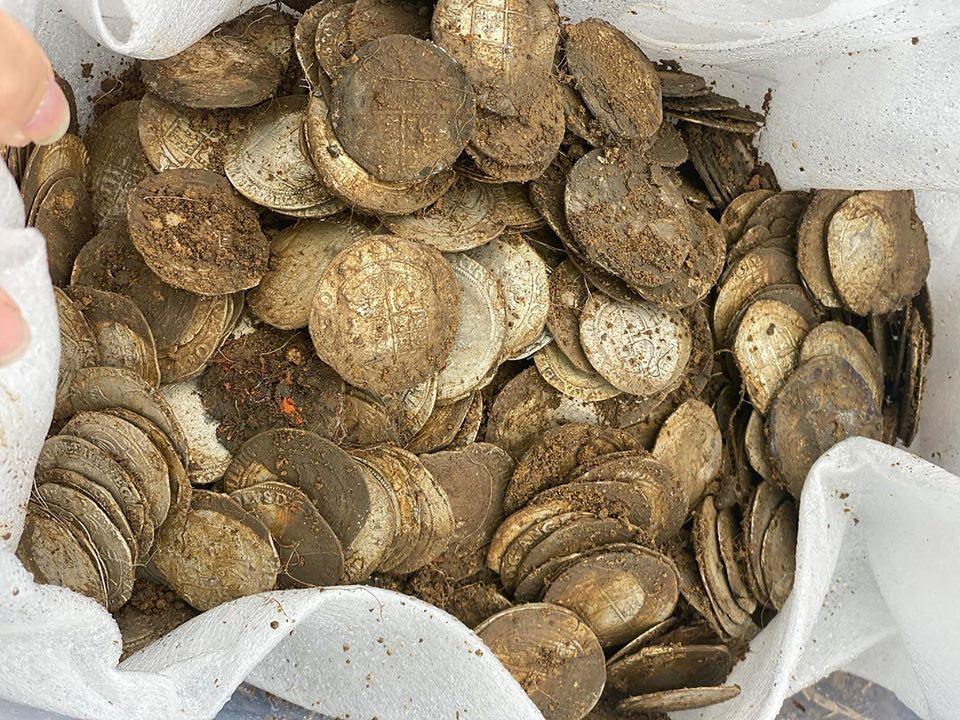 1061 monedas de plata halladas con un Equinox 800 en el Reino Unido